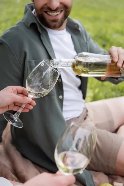 Vue Recadrée Homme Barbu Heureux Versant Vin Dans Verre Près — Photo