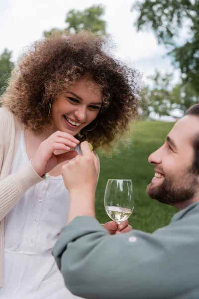 Happy Man Glass Wine Holding Fresh Grape Cheerful Girlfriend Picnic — Stock Photo, Image