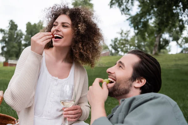 Happy Couple Eating Fresh Fruits Glass Wine Picnic — Foto de Stock