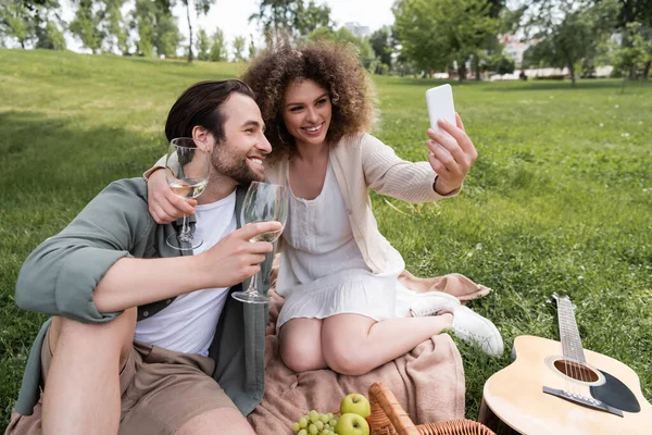 Gelukkig Jong Stel Nemen Selfie Smartphone Tijdens Zomer Picknick Park — Stockfoto