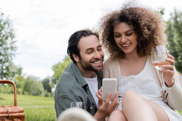 Alegre Pareja Joven Usando Teléfono Inteligente Durante Picnic Verano Parque — Foto de Stock