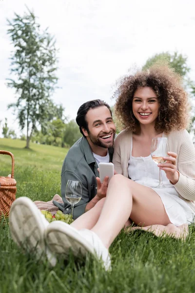 Happy Young Man Woman Using Smartphone Summer Picnic Park — Foto de Stock
