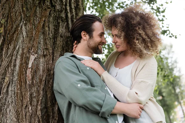 Side View Young Happy Couple Hugging Tree Trunk — Stockfoto