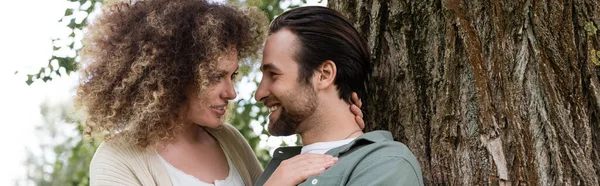 Side View Young Happy Couple Hugging Tree Trunk Banner — Stockfoto