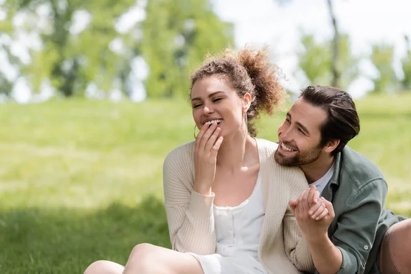 Szczęśliwy Mężczyzna Wesoły Kobieta Śmieje Się Podczas Przykrywania Usta Parku — Zdjęcie stockowe