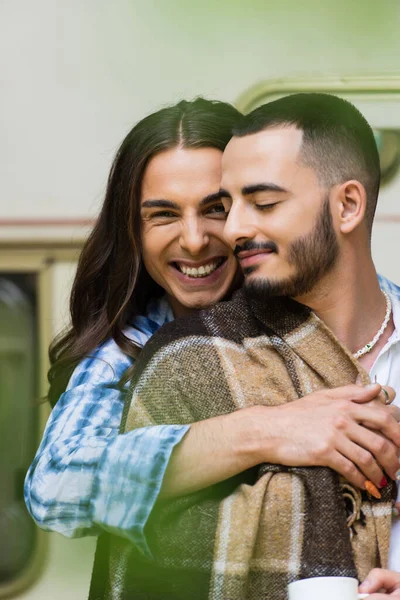 Joyful Man Hugging Bearded Boyfriend Blanket Blurred Van — Stock Photo, Image