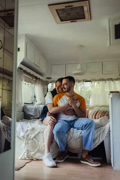Усміхнений Гей Чоловік Татуюванням Обіймає Бородатого Хлопця Ліжку Сучасному Фургоні — стокове фото