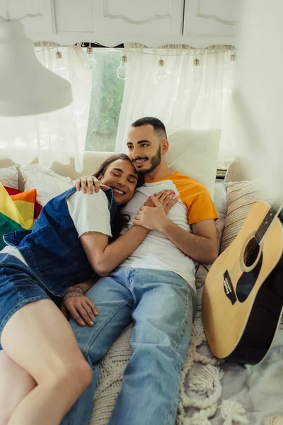 Smiling Gay Man Tattoo Lying Bed Bearded Boyfriend Lgbt Flag — Stockfoto