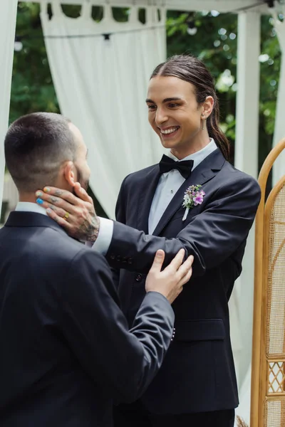 Tatuato Felice Gay Sposo Abbracciare Guardando Marito — Foto Stock