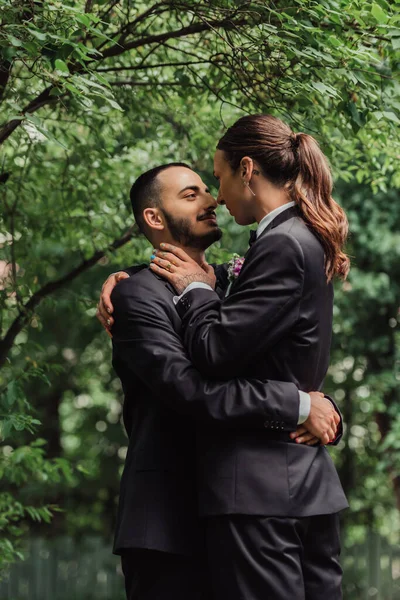 Happy Gay Newlyweds Formal Wear Hugging Green Park — Stockfoto