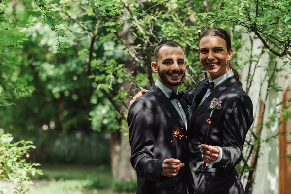 Gelukkig Gay Paar Formele Dragen Holding Sterretjes Groen Park Trouwdag — Stockfoto