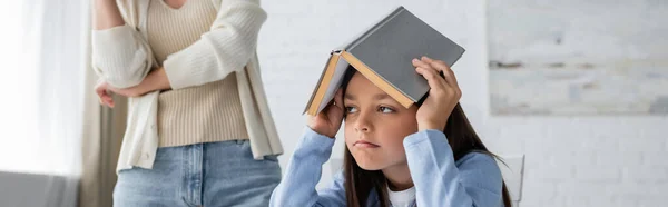 Βαρεθεί Και Κουρασμένος Κορίτσι Που Καλύπτει Κεφάλι Βιβλίο Κοντά Babysitter — Φωτογραφία Αρχείου