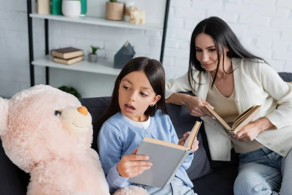 Niño Leyendo Libro Suave Juguete Cerca Sonriente Niñera Casa — Foto de Stock