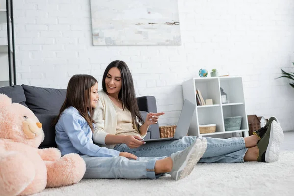 Nanny Pointing Laptop While Watching Movie Girl Floor Living Room — Stock Photo, Image