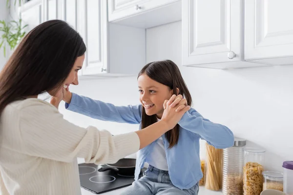 Menina Feliz Mãos Dadas Com Babá Enquanto Diverte Cozinha — Fotografia de Stock