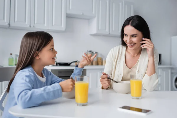 Girl Talking Happy Nanny Bowls Breakfast Fresh Orange Juice — Stockfoto