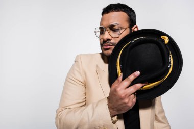 Doğu hip hop sanatçısı gözlüklü şık fötr şapka takıyor.