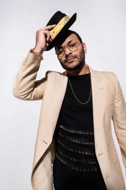 Gri fötr şapkalı doğu hip hop sanatçısı.