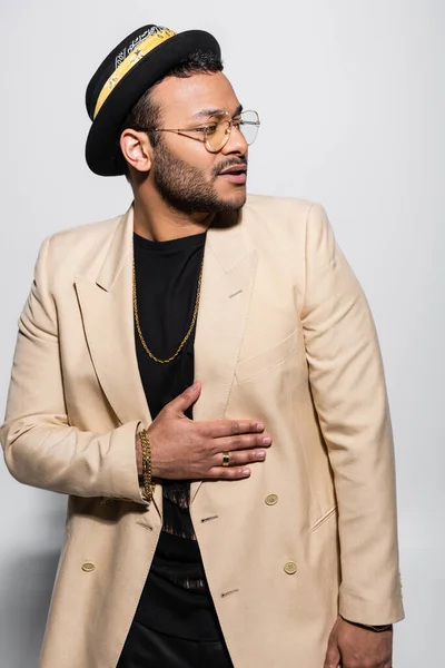 Eastern Hip Hop Performer Fedora Hat Eyeglasses Looking Away Grey — Stock Photo, Image