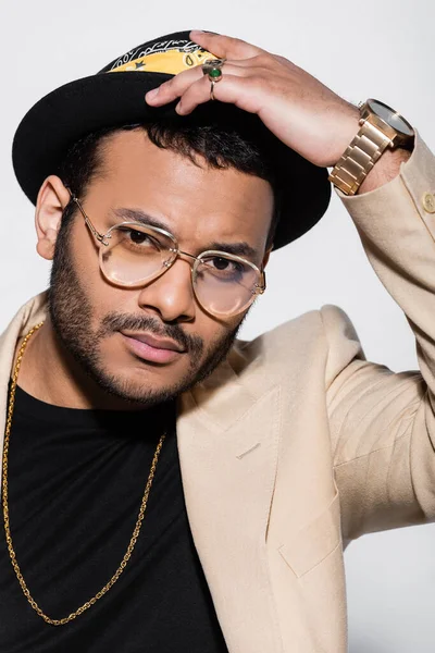 Doğu hip hop sanatçısının gözlüklü portresi fötr şapka takıyor.