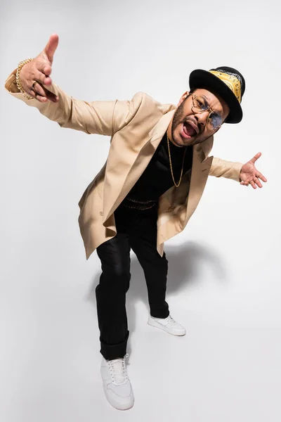 Full Length Eastern Hip Hop Performer Fedora Hat Eyeglasses Singing — Stock Photo, Image