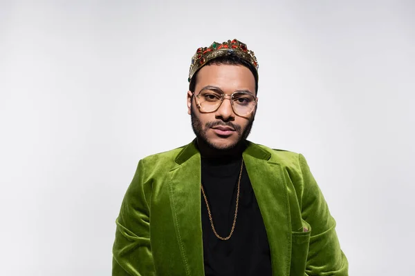 Doğu Hip Hop Sanatçısı Yeşil Kadife Ceketli Tacı Gri Renkte — Stok fotoğraf