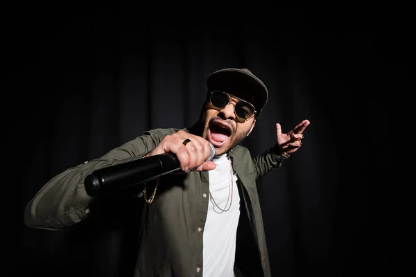 Indický Hip Hop Performer Slunečních Brýlích Čepice Zpěv Mikrofonu Černé — Stock fotografie