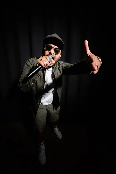 Emotional Middle East Hip Hop Performer Sunglasses Cap Singing Microphone — Foto de Stock