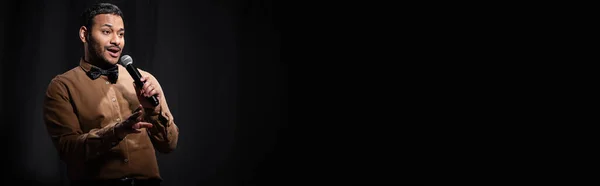 Индийский Комик Рубашке Галстуке Бабочке Держащий Микрофон Время Монолога Черном — стоковое фото