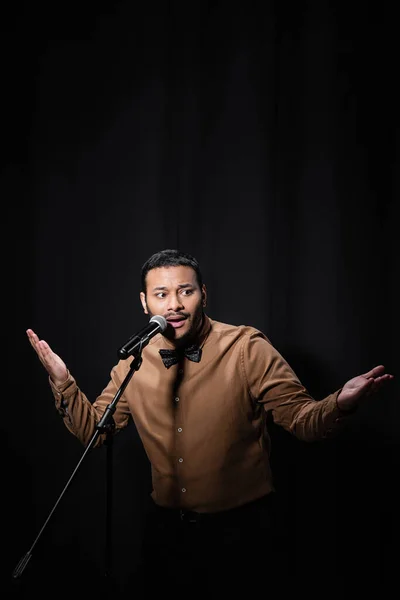 Indischer Stand Comedian Gestikuliert Während Witze Ins Mikrofon Erzählt — Stockfoto