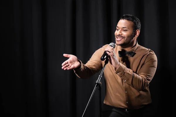 Indian Comedian Performing Stand Comedy Telling Jokes Microphone While Gesturing — Stock Fotó