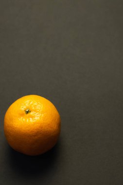 Siyah arkaplanda tüm mandalinanın üst görünümü