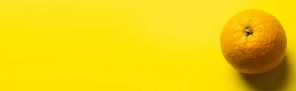 Vista Superior Naranja Con Sombra Sobre Fondo Amarillo Banner — Foto de Stock