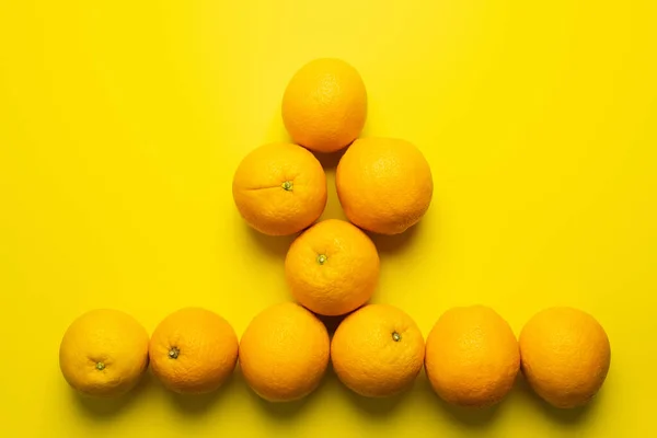 Acostado Plano Con Naranjas Saludables Sobre Fondo Amarillo — Foto de Stock