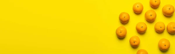 Vista Superior Mandarinas Frescas Superficie Amarilla Pancarta — Foto de Stock