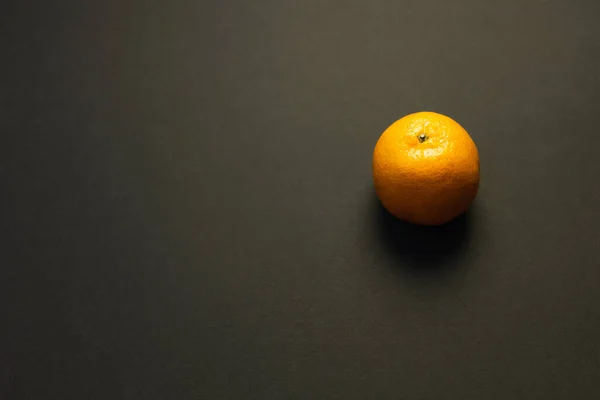 Vista Ángulo Alto Mandarina Brillante Sobre Fondo Negro — Foto de Stock