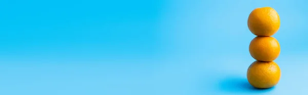 Stacked Sweet Tangerines Blue Background Banner — 图库照片