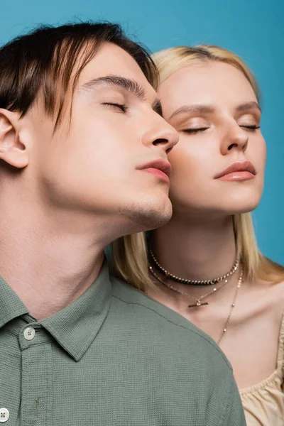 Portrait Young Couple Closed Eyes Standing Isolated Blue — Stockfoto