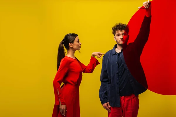 Homem Encaracolado Moda Segurando Vidro Forma Redonda Perto Mulher Isolada — Fotografia de Stock