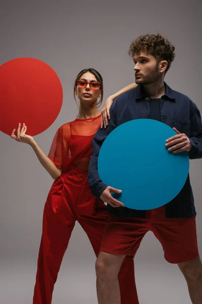 Stylish Couple Trendy Blue Red Outfits Holding Shape Carton Isolated — Foto Stock