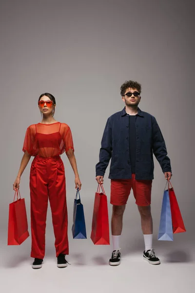 Full Length Young Couple Trendy Outfits Sunglasses Holding Shopping Bags — Photo