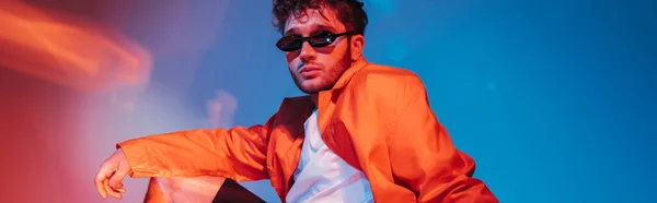 Curly Young Man Sunglasses Posing While Looking Camera Blue Red — Stock Photo, Image