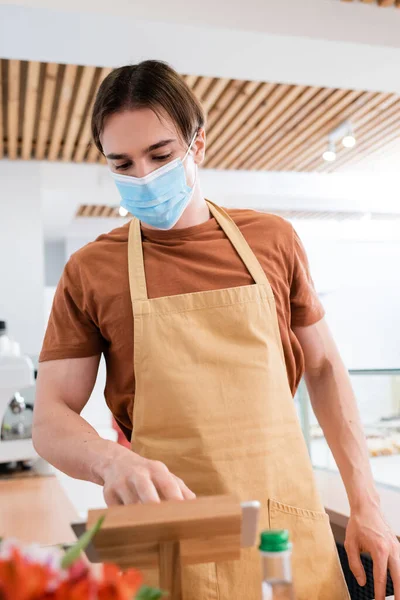 Seller Medical Mask Using Digital Tablet Confectionery — Stock Fotó