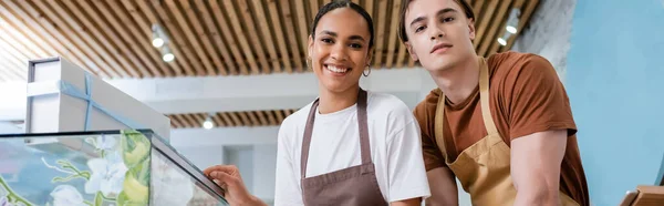 Positive Multiethnic Workers Sweet Shop Looking Camera Banner — Stock Photo, Image