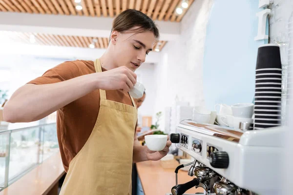 Young Barista Making Coffee Machine Confectionery — Fotografia de Stock