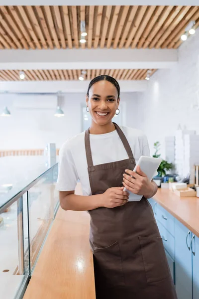 Smiling African American Seller Apron Holding Digital Tablet Confectionery — Stockfoto