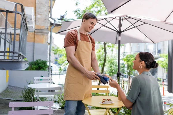 Smiling Seller Holding Payment Terminal African American Customer Dessert Terrace — Foto de Stock