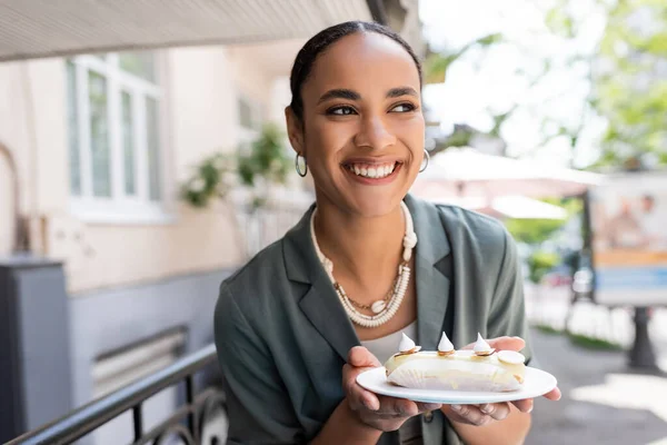 Cheerful African American Client Holding Eclair Terrace Cafe — Stockfoto