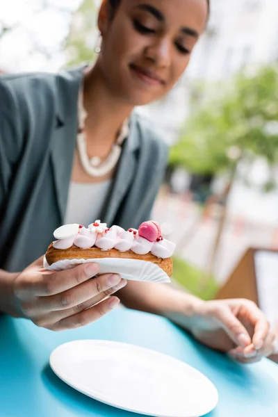Delicious Dessert Hand Blurred African American Client Terrace Sweet Shop — Foto de Stock