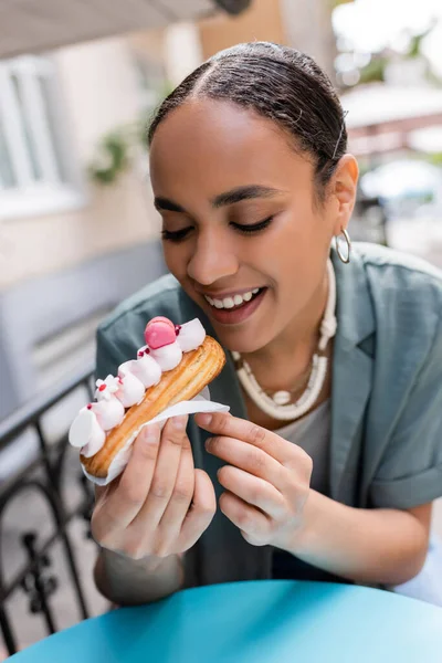 Happy African American Customer Holding Eclair Cream Terrace Confectionery — 스톡 사진